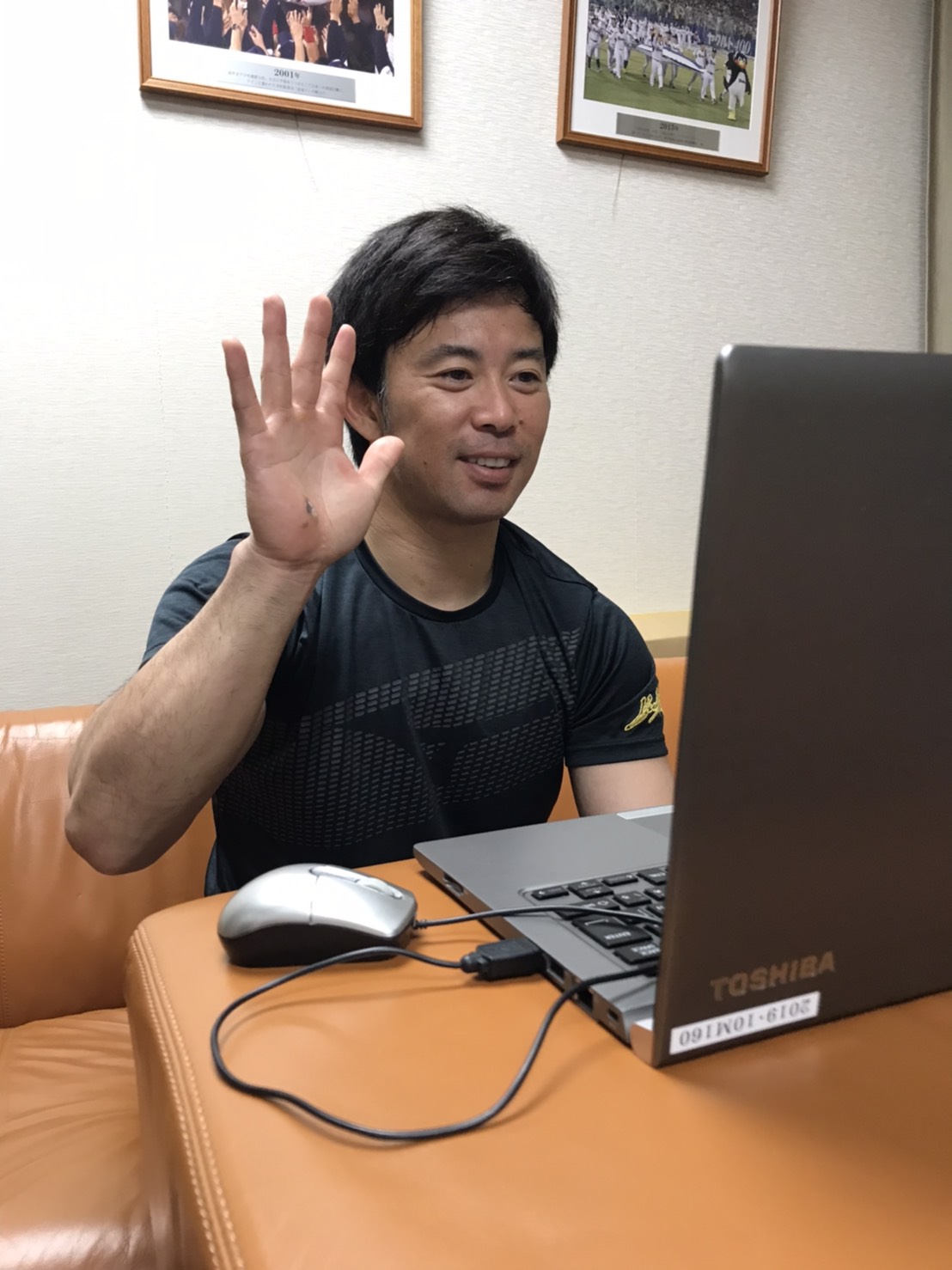 オンライン会議システム「Zoom」で取材を受けるヤクルト雄平（球団提供）