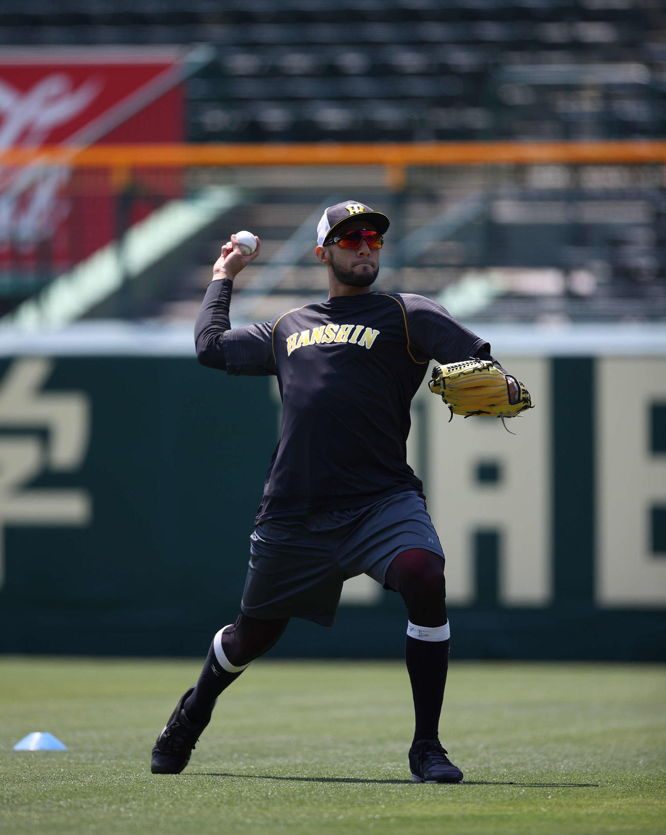 甲子園でキャッチボールするスアレス（球団提供）