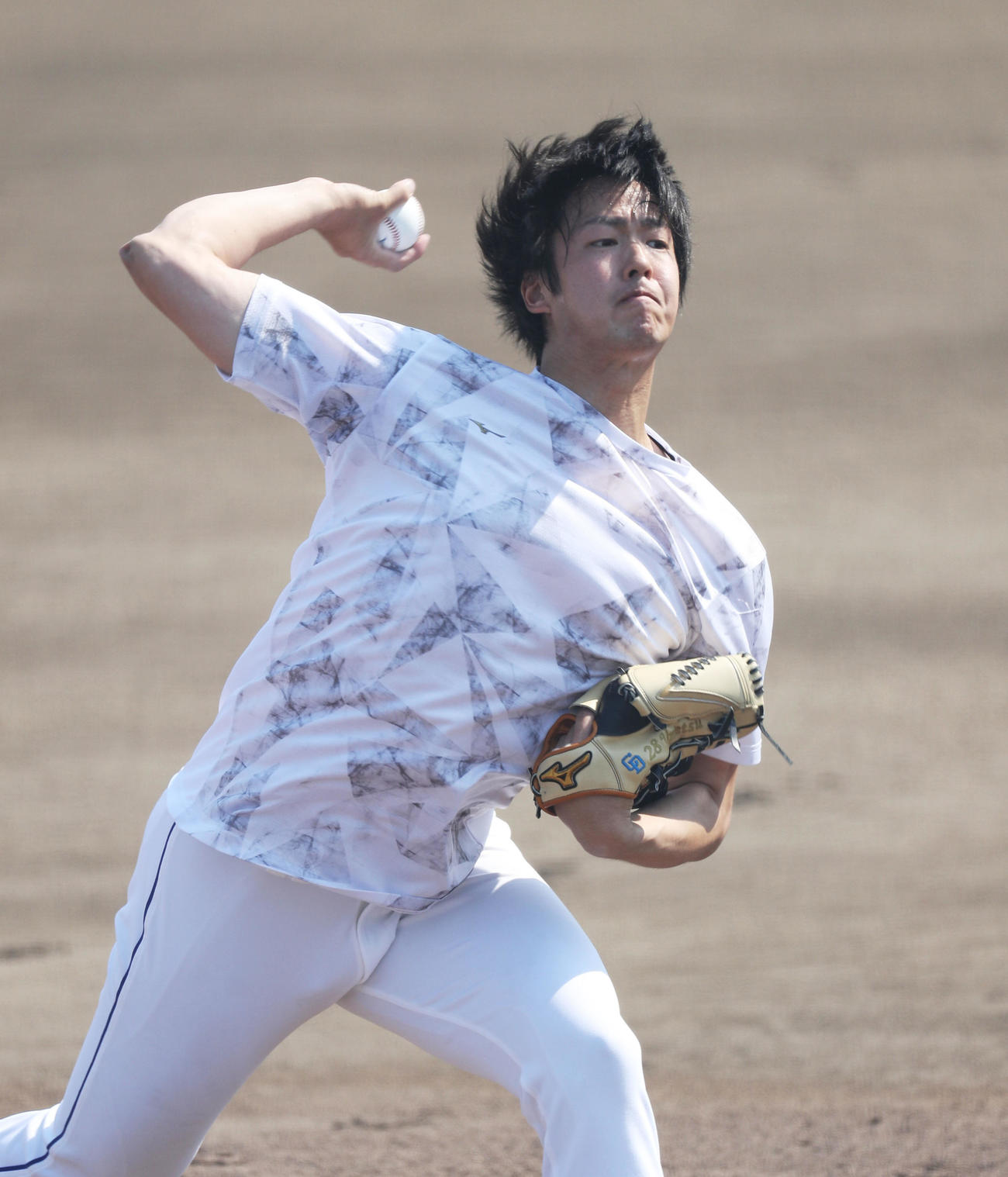マウンドで投球練習をする梅津（現場代表） 