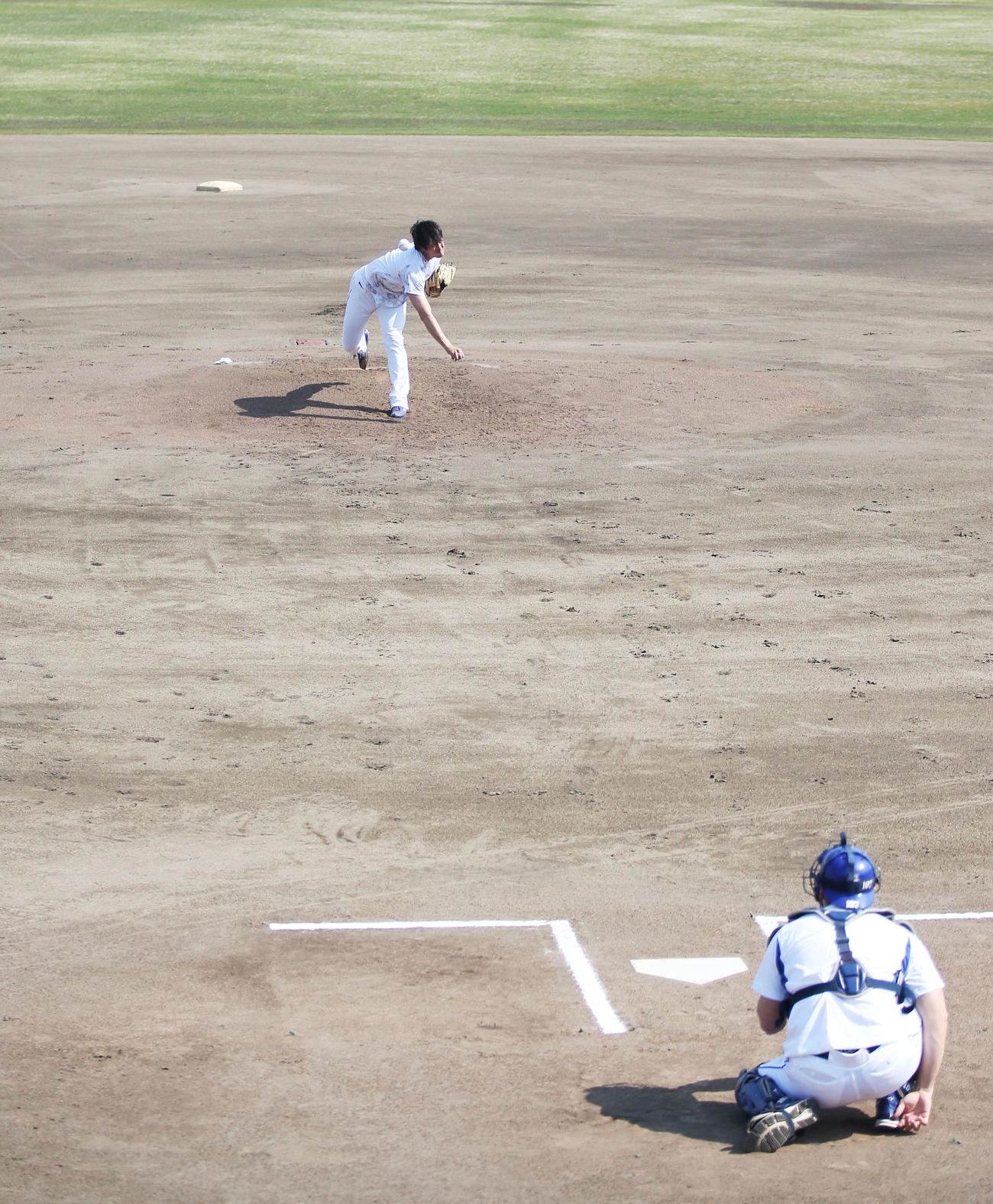 マウンドで投球練習をする梅津（現場代表） 