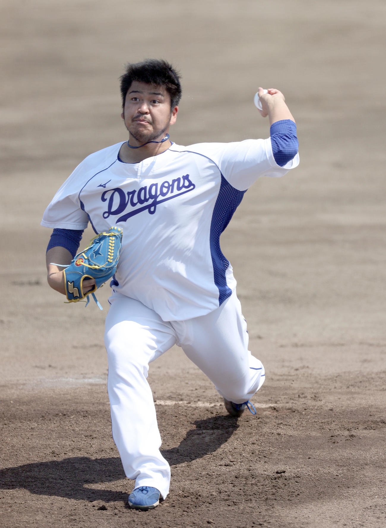 マウンドで投球練習をする中日福（現場代表）