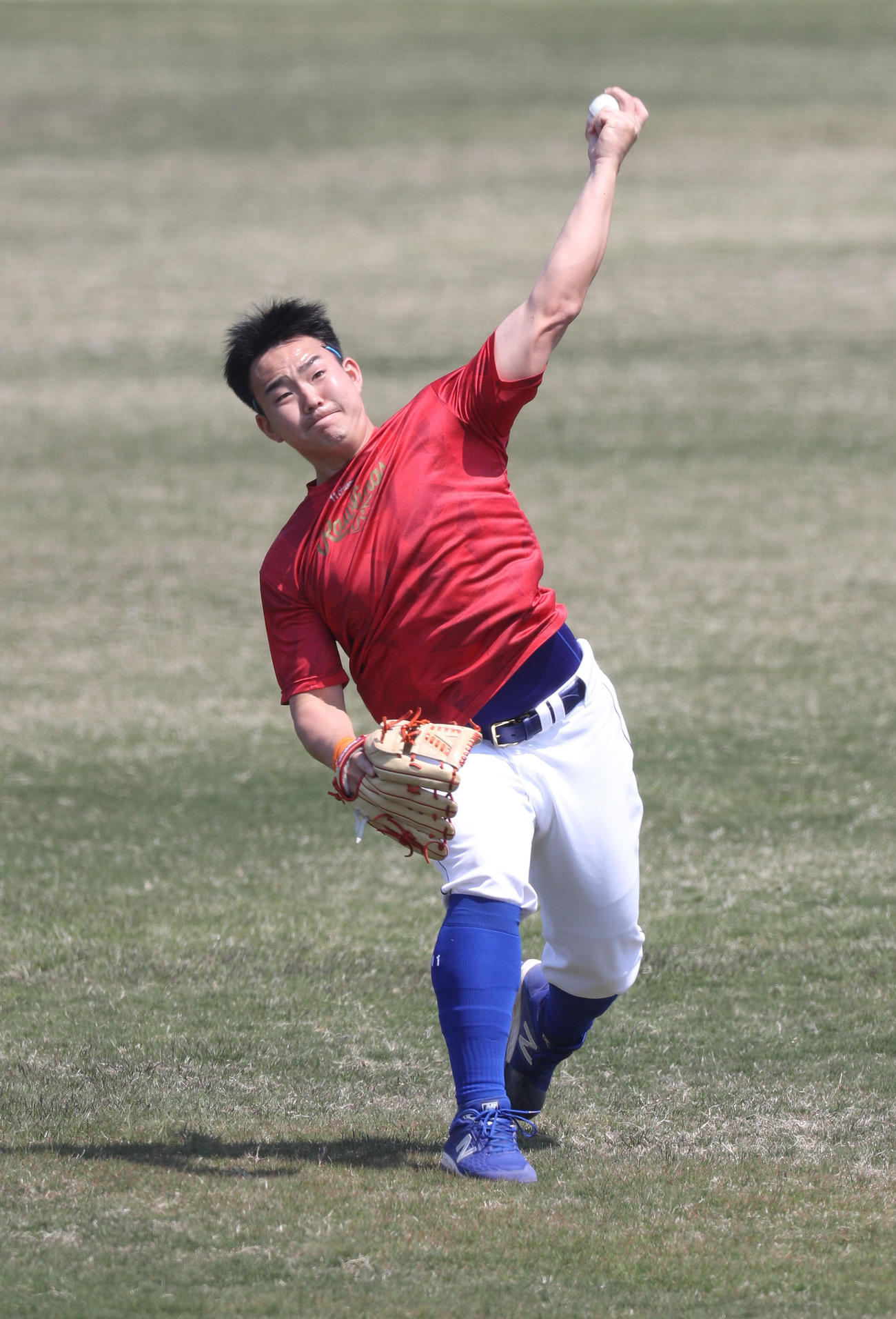 キャッチボールをする小笠原慎之介（現場代表）