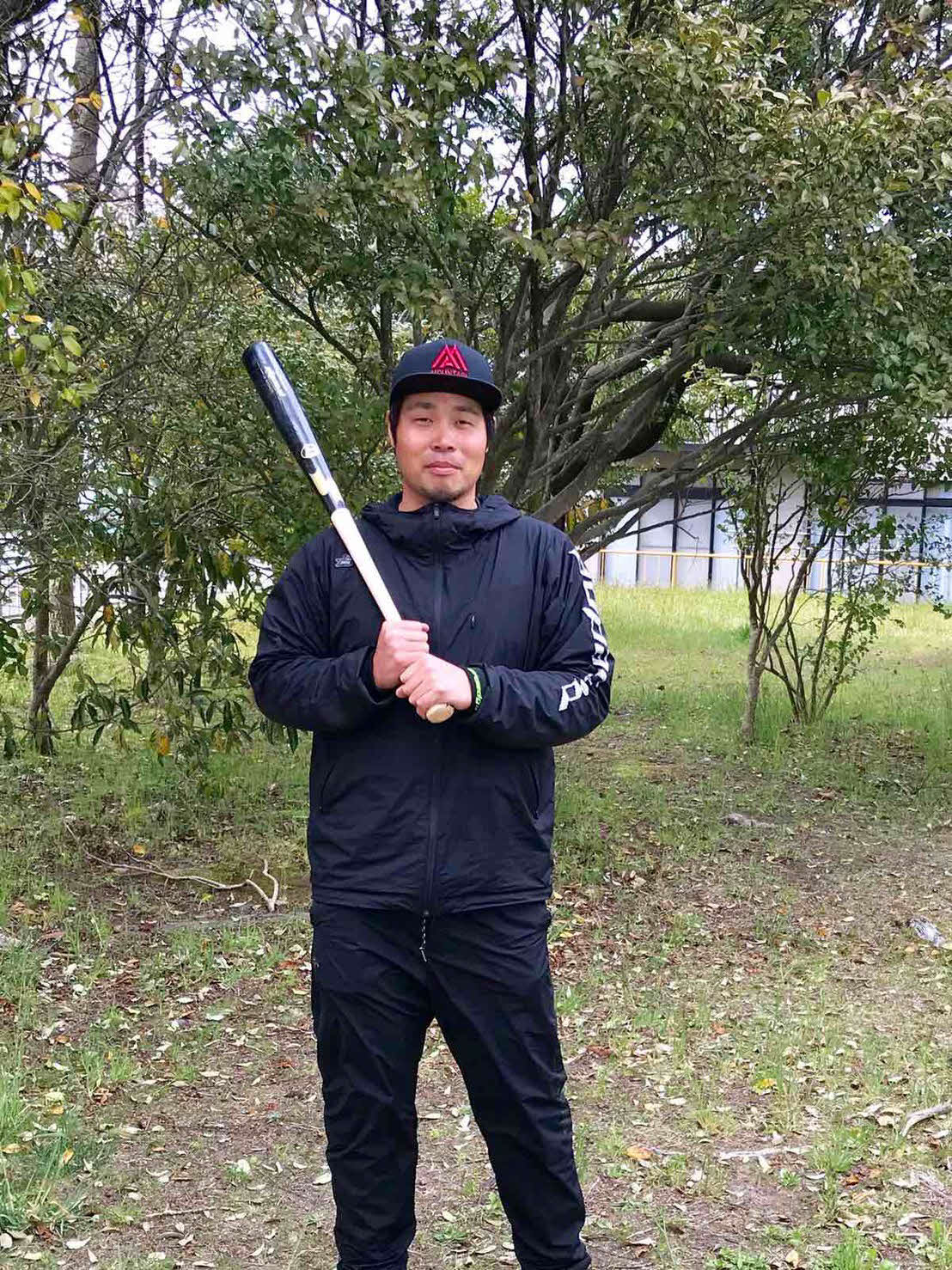 公園でバットを握り、トレーニングに励む楽天内田（球団提供）