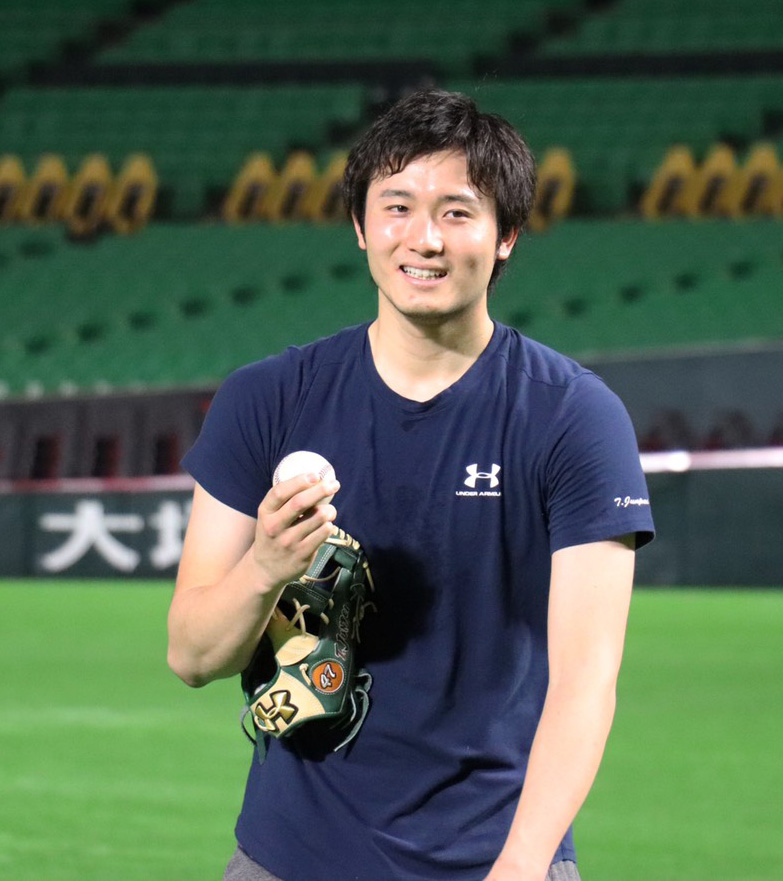 自主トレで笑顔を見せるソフトバンク高橋（球団提供）