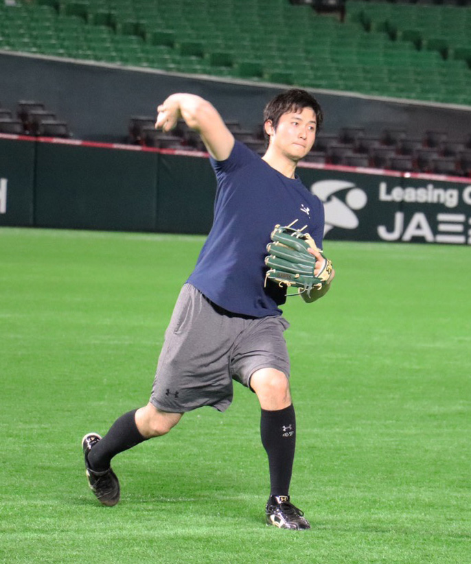 自主トレでキャッチボールを行う高橋純平（球団提供）