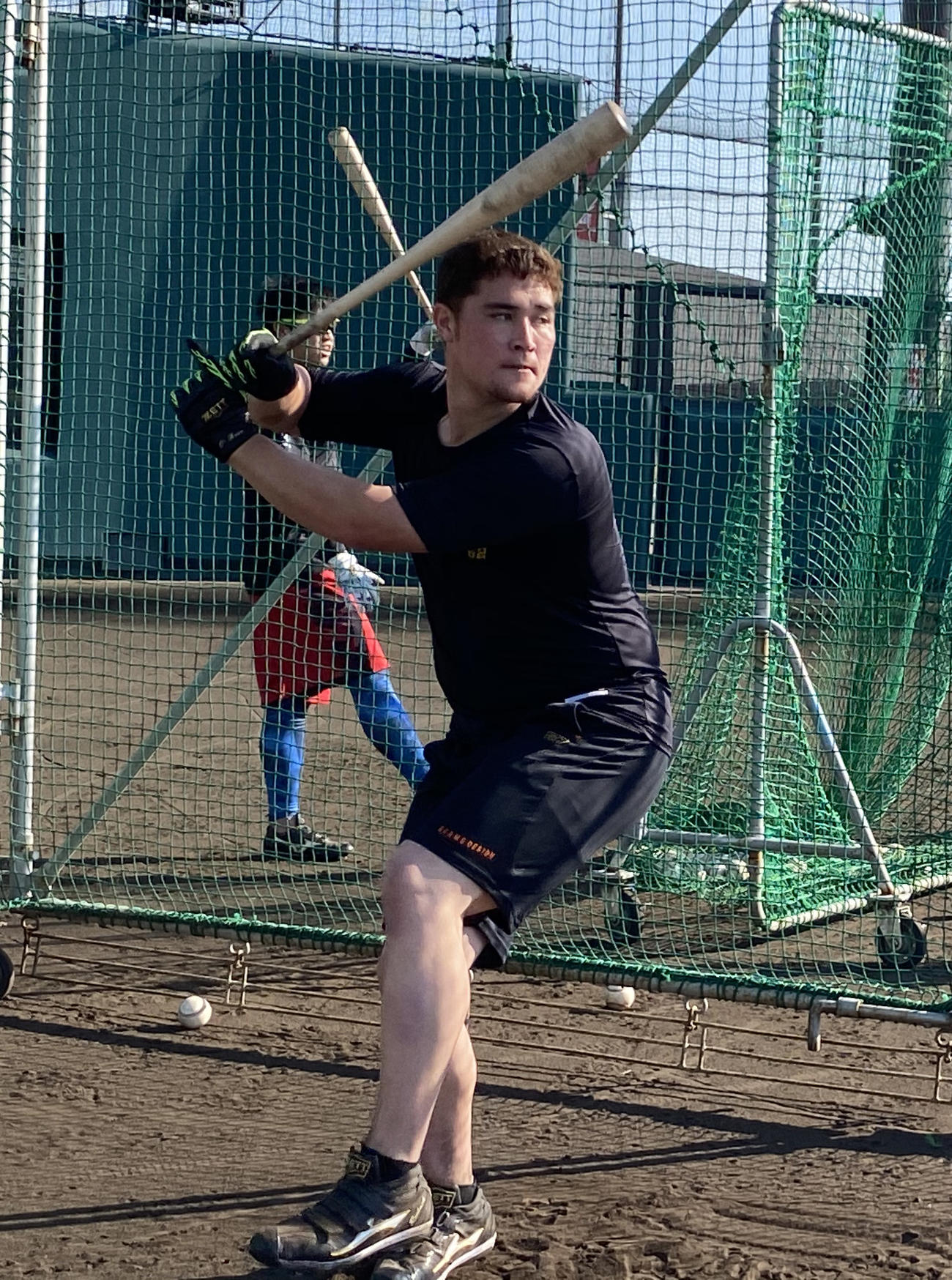 自主トレでフリー打撃を行う砂川リチャード（球団提供）