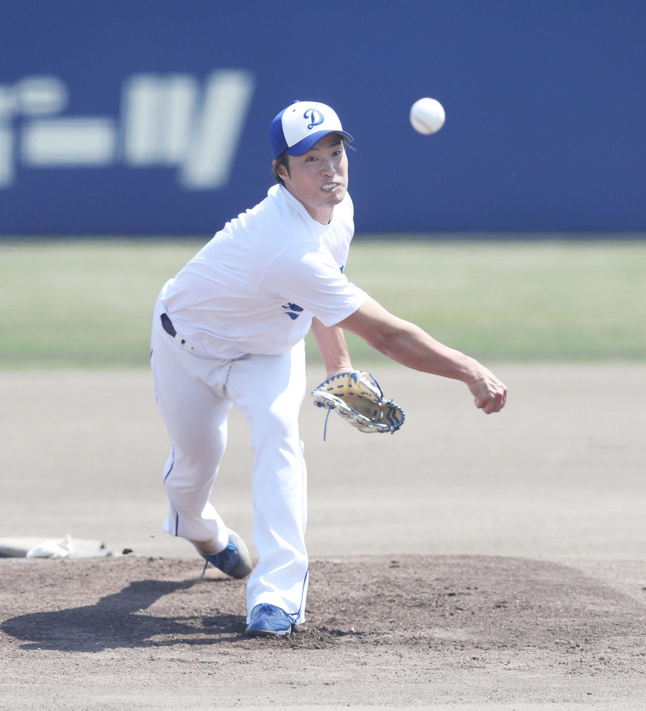 マウンドで投球練習をする中日三ツ間卓也（現場代表）