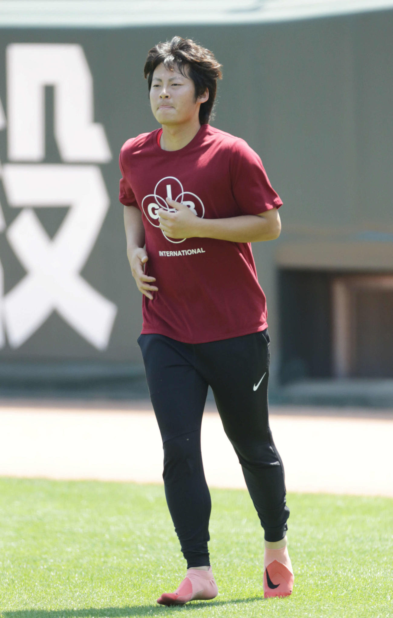 靴下で走る広島一岡（撮影・加藤孝規）
