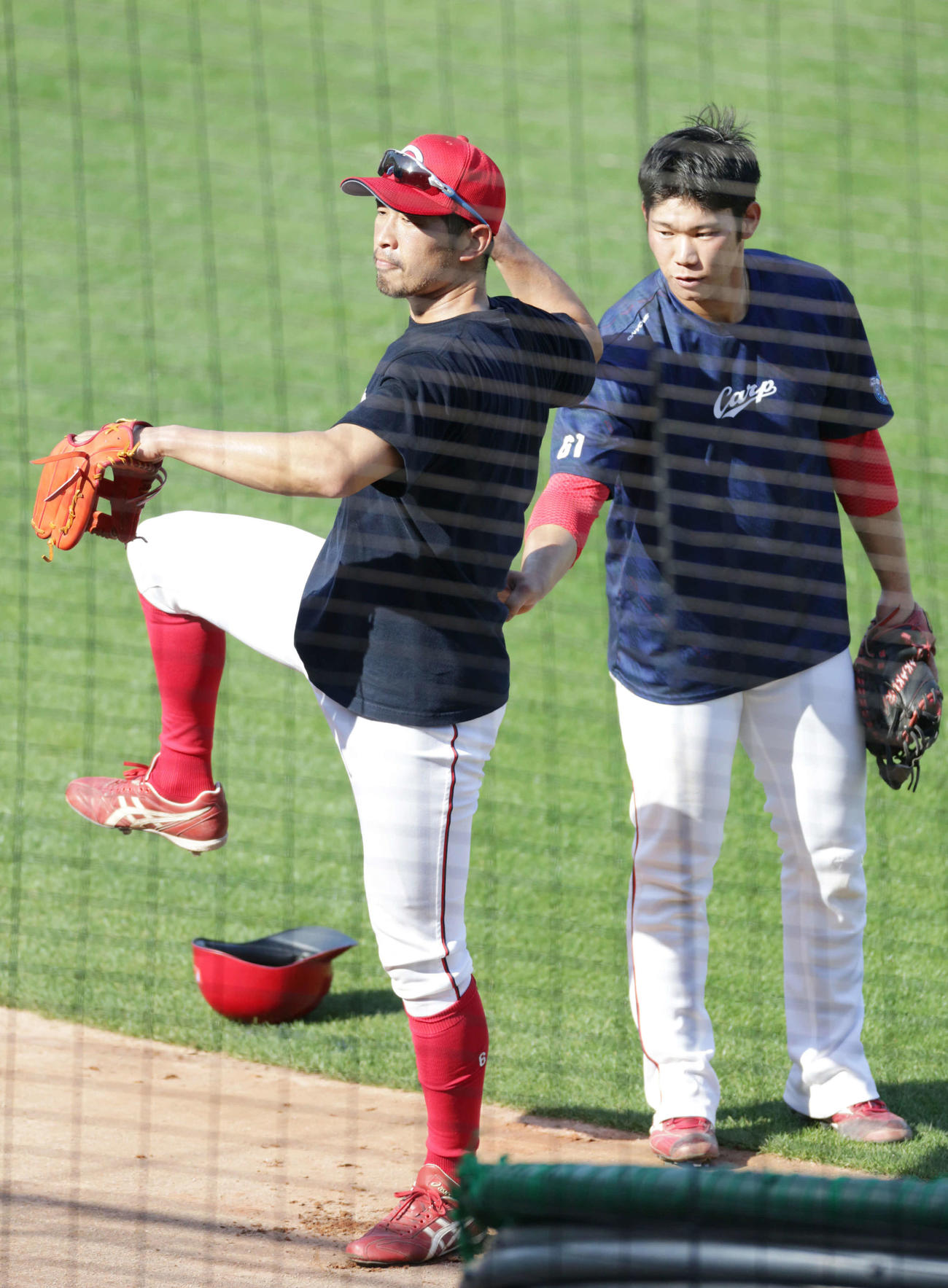 居残り練習する広島安部。右は坂倉（撮影・加藤孝規）