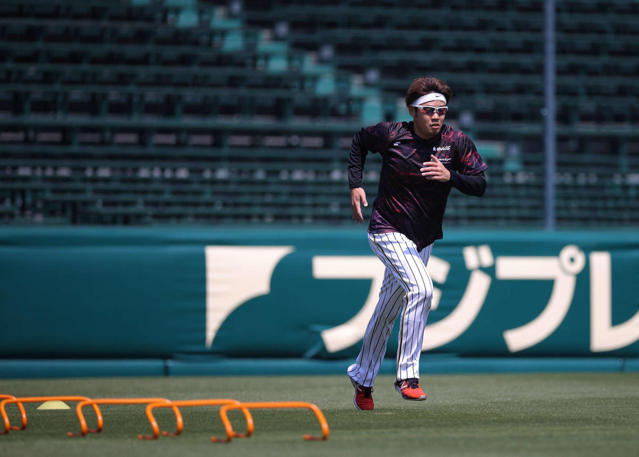 自主練習で体を動かす西勇（阪神タイガース提供）