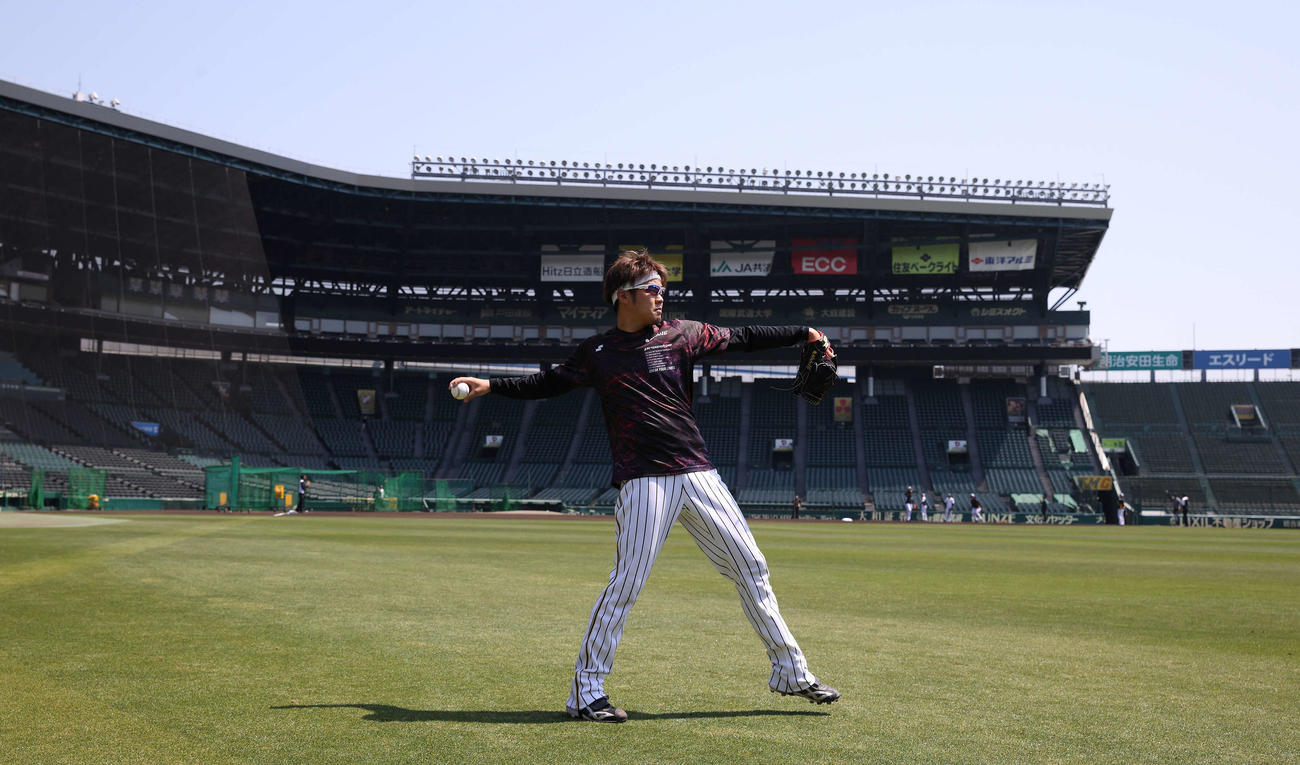 甲子園でキャッチボールを行う西勇（球団提供）