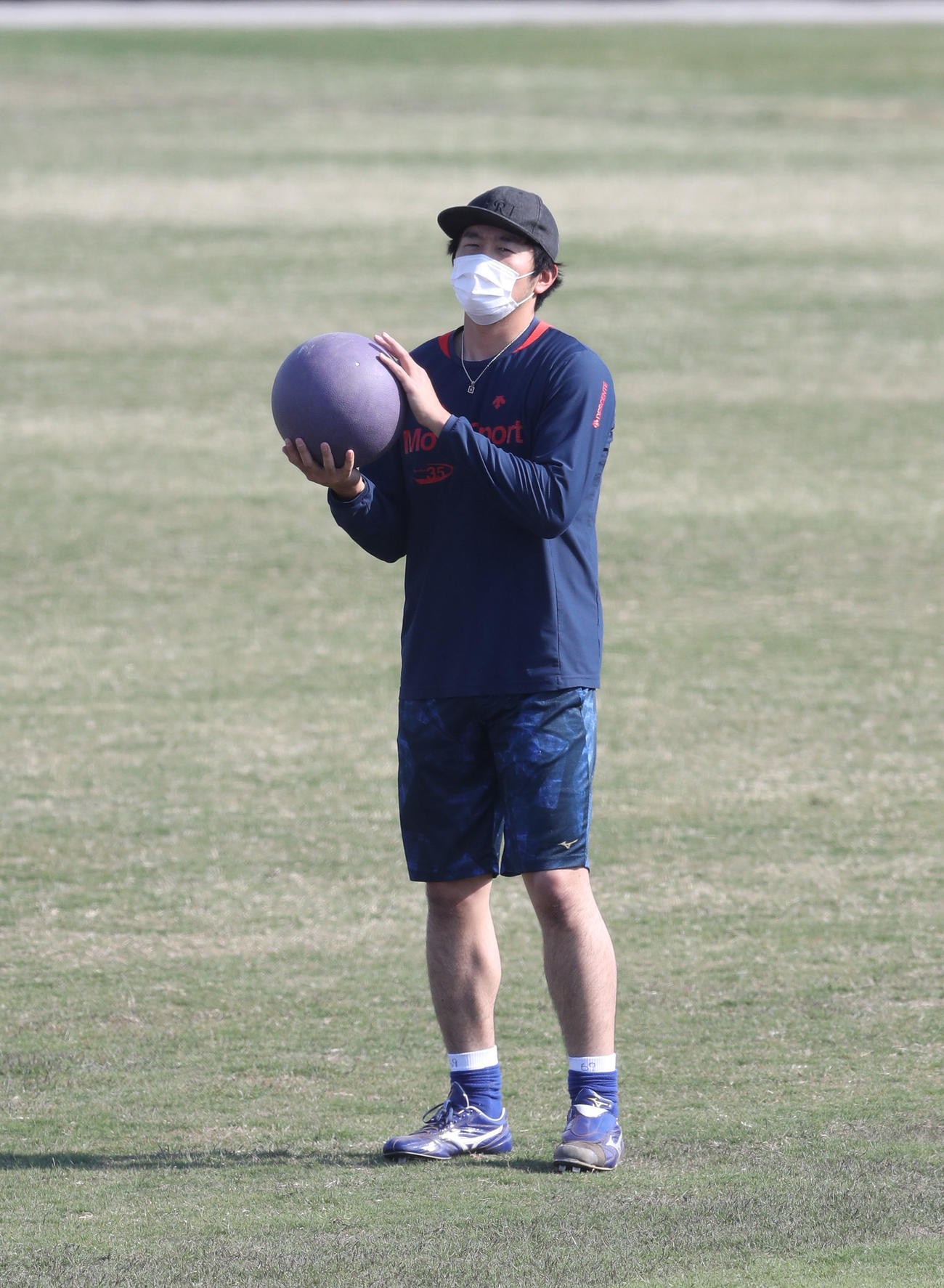 重いボールを使用しトレーニングをする浜田達郎（代表撮影）