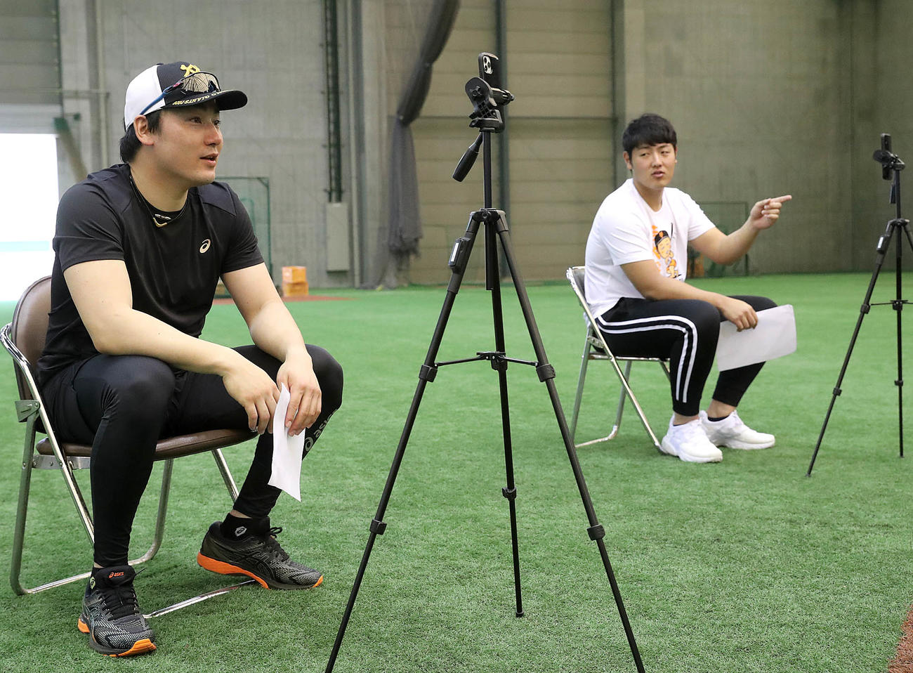 インスタライブを行った巨人丸（左）と岡本（提供：読売巨人軍）