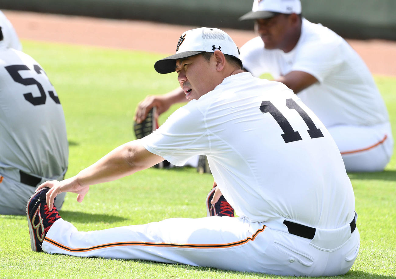 ストレッチで体をほぐす巨人山口（2019年9月17日撮影）