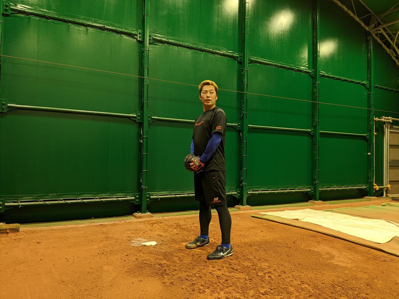 ブルペンで投球練習をする武藤祐太