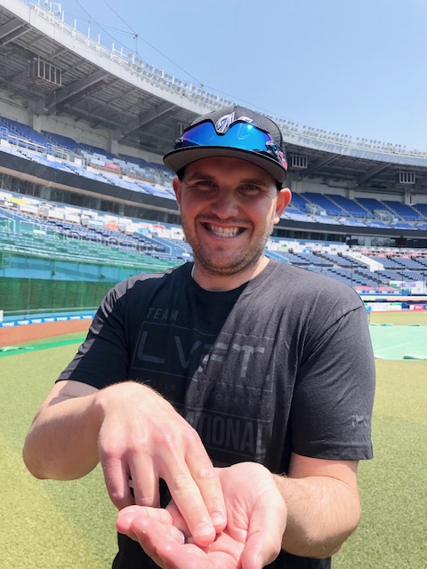 自主練習の合間にすしポーズを見せるロッテ・レアード