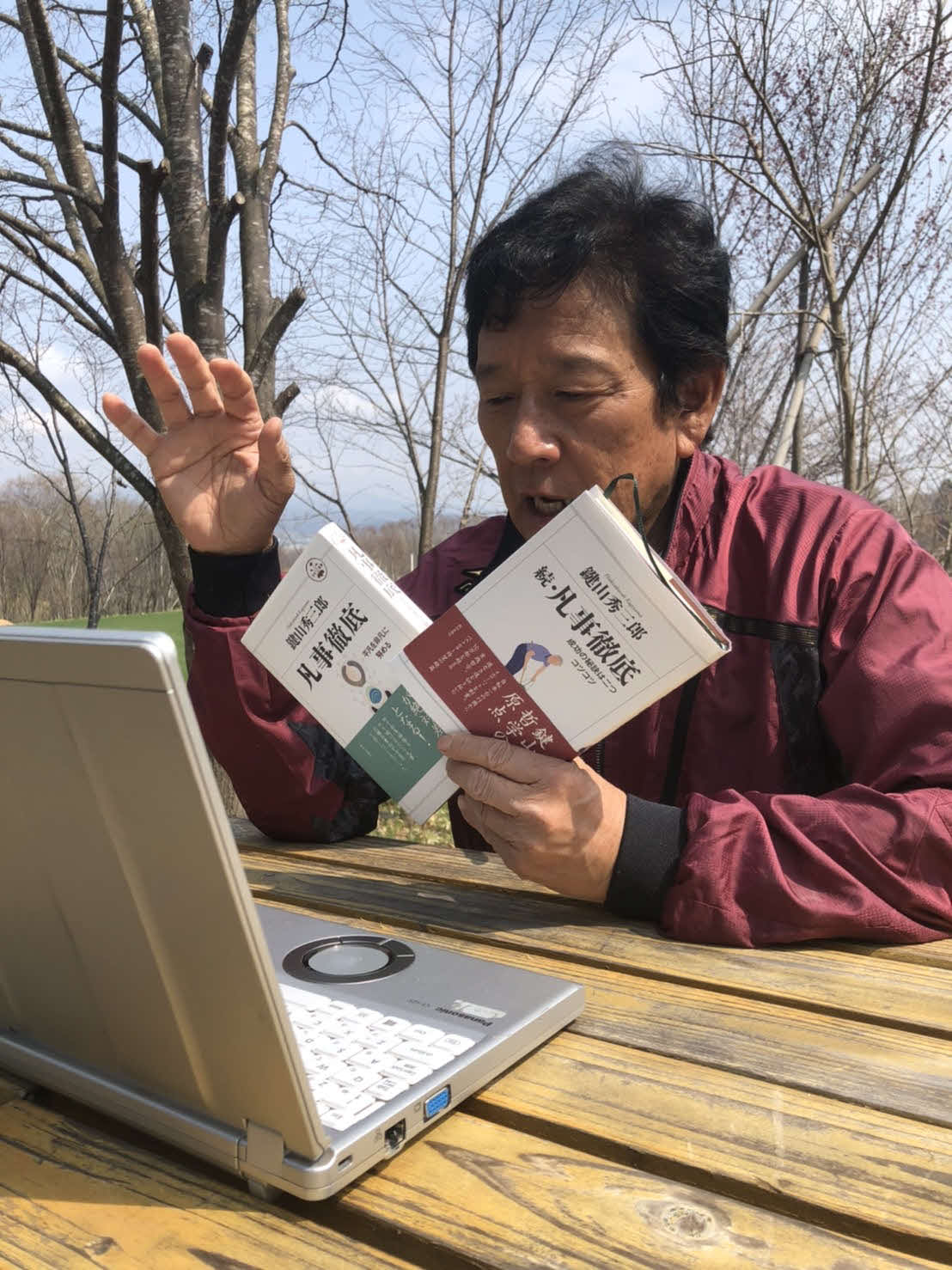 推薦図書を片手に「凡事徹底」を説く日本ハム栗山監督（球団提供）