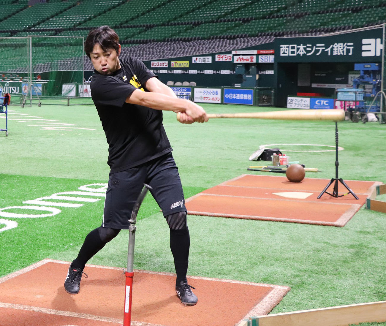 打撃練習する内川聖一（球団提供）