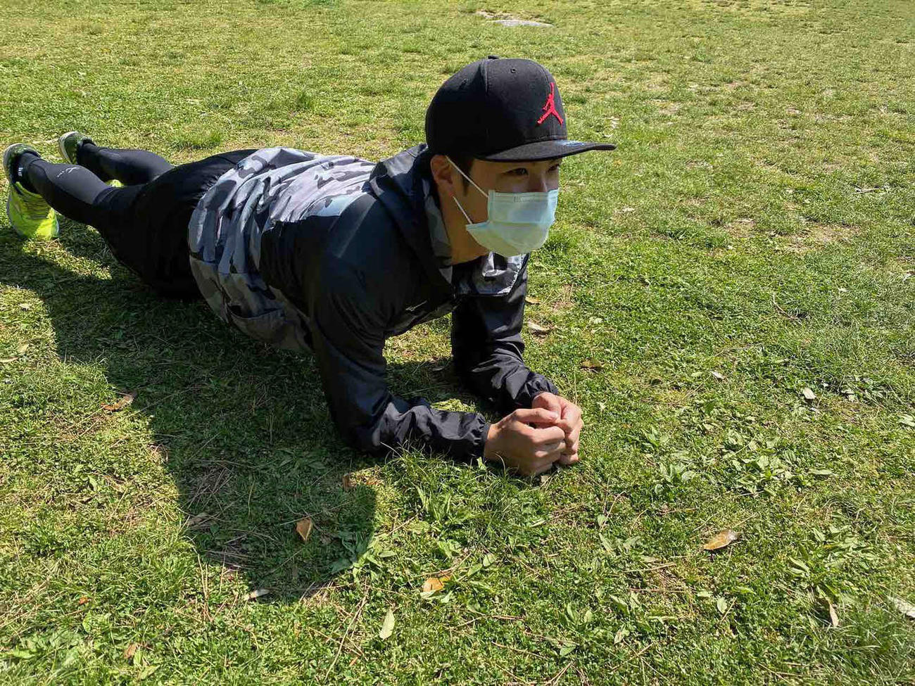 公園でトレーニングを行う楽天辛島（球団提供）