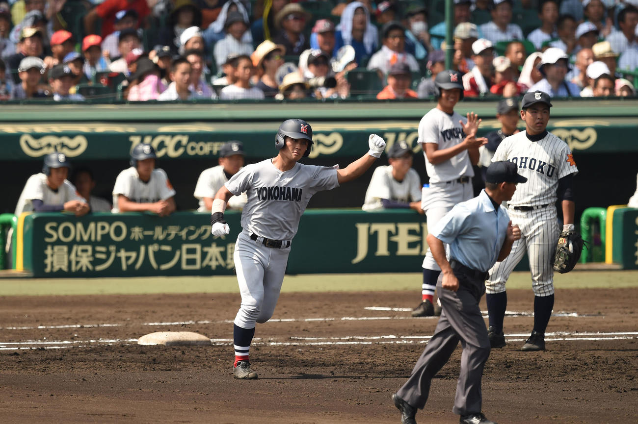 16年8月、夏の甲子園・東北戦で本塁打を放つ横浜・公家