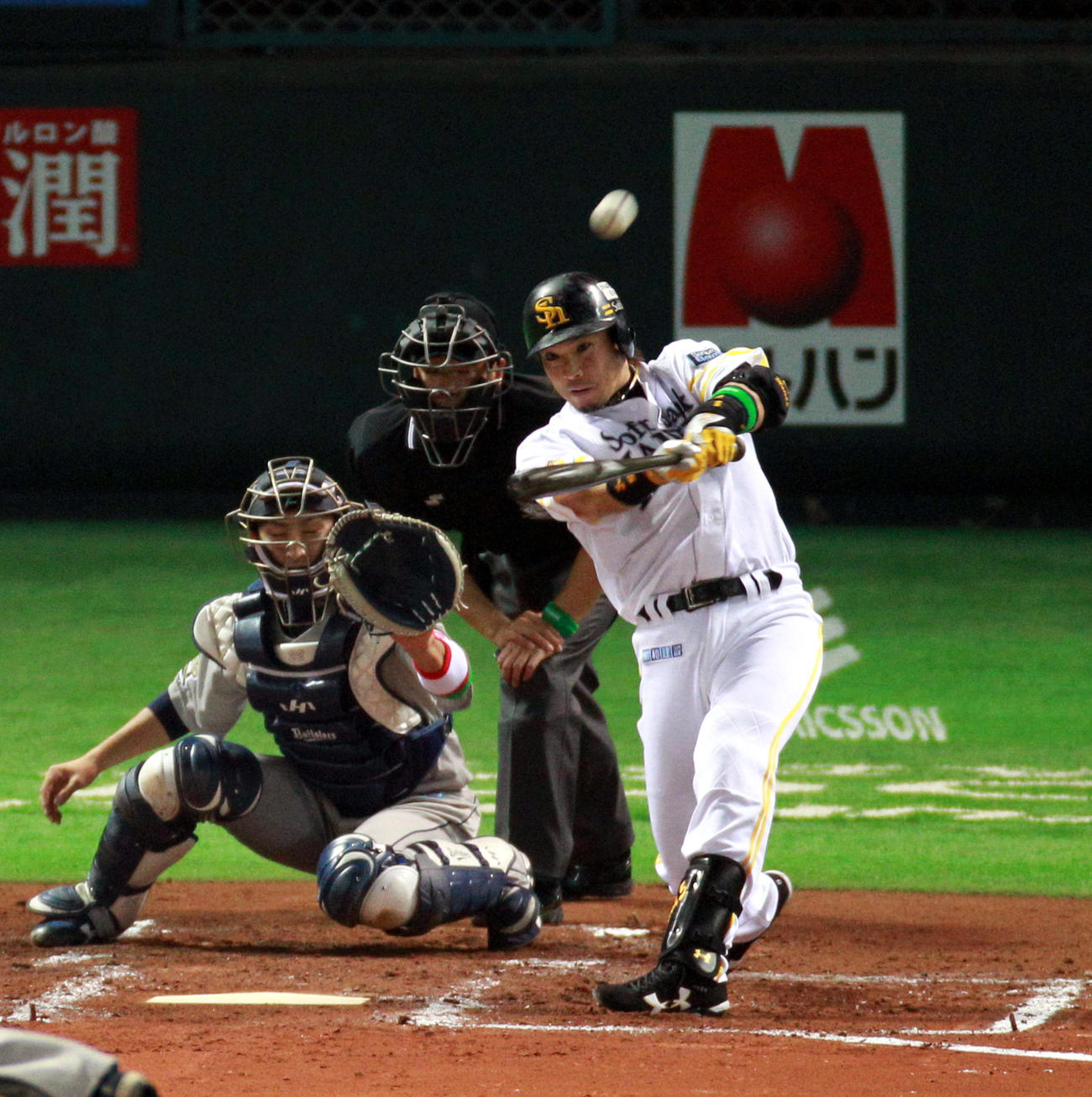 パ・リーグ開幕戦　ソフトバンク対オリックス1回戦　2回裏ソフトバンク1死一塁、先制の左越え2点本塁打を放つ松田宣浩（2012年3月30日撮影）