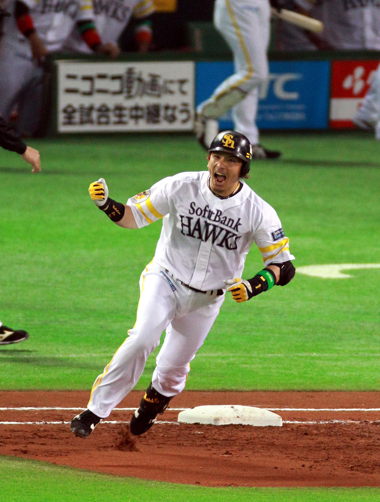 ソフトバンク対オリックス　2回裏ソフトバンク1死一塁、先制の左越え2点本塁打を放ちガッツポーズで一塁を回る松田（2012年3月30日撮影）