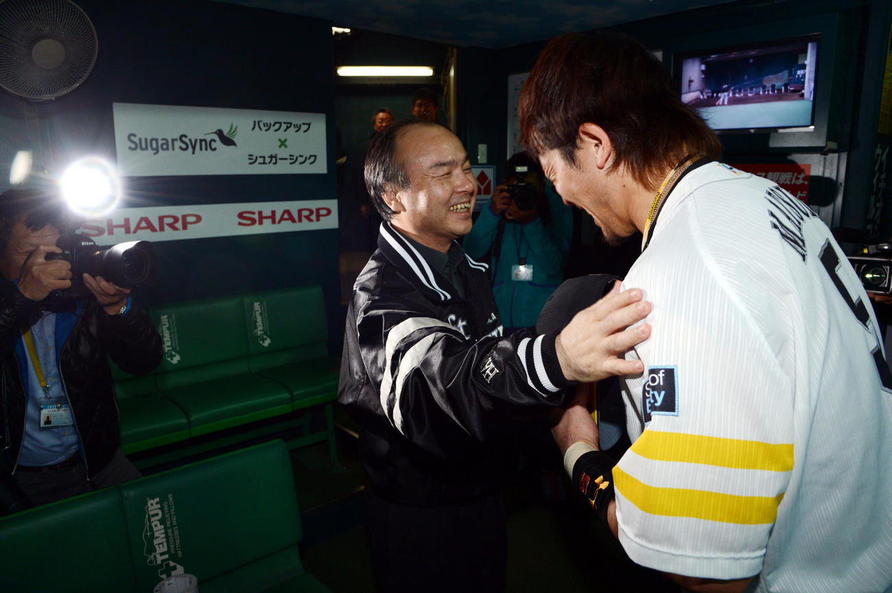 パ・リーグ開幕戦　ソフトバンク対オリックス1回戦　開幕戦を勝利し本塁打を放った松田宣浩を笑顔で迎える孫正義ソフトバンクオーナー（2012年3月30日撮影）