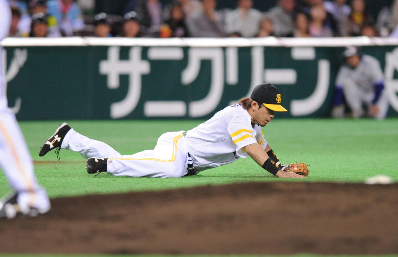横っ飛びし好捕する三塁手の松田宣浩（2012年4月1日撮影）