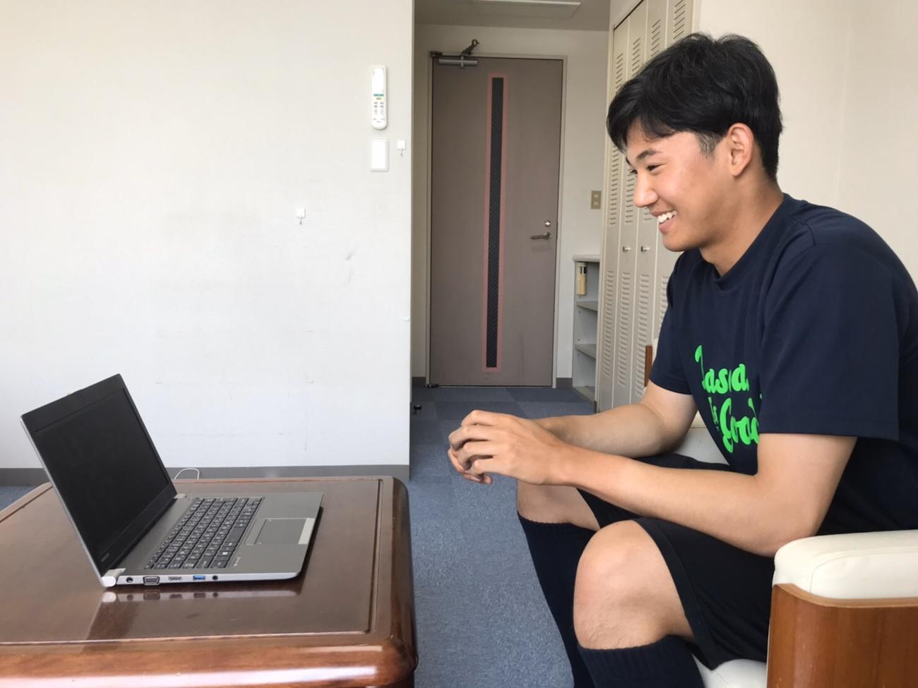 初めてオンライン会議システム「Zoom」を使って取材に応じたヤクルト奥川（球団提供）