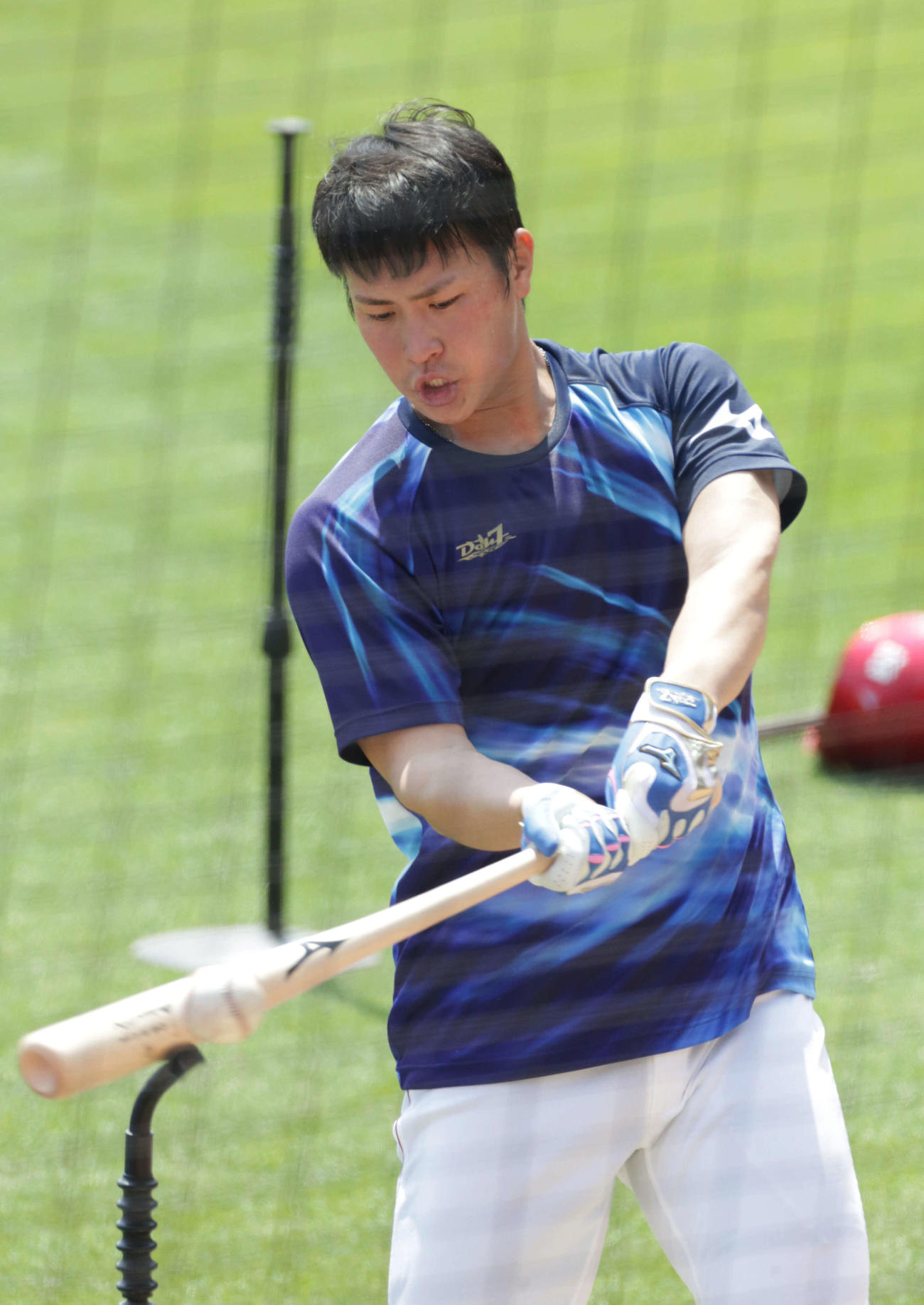 ティー打撃練習する広島堂林（撮影・加藤孝規）