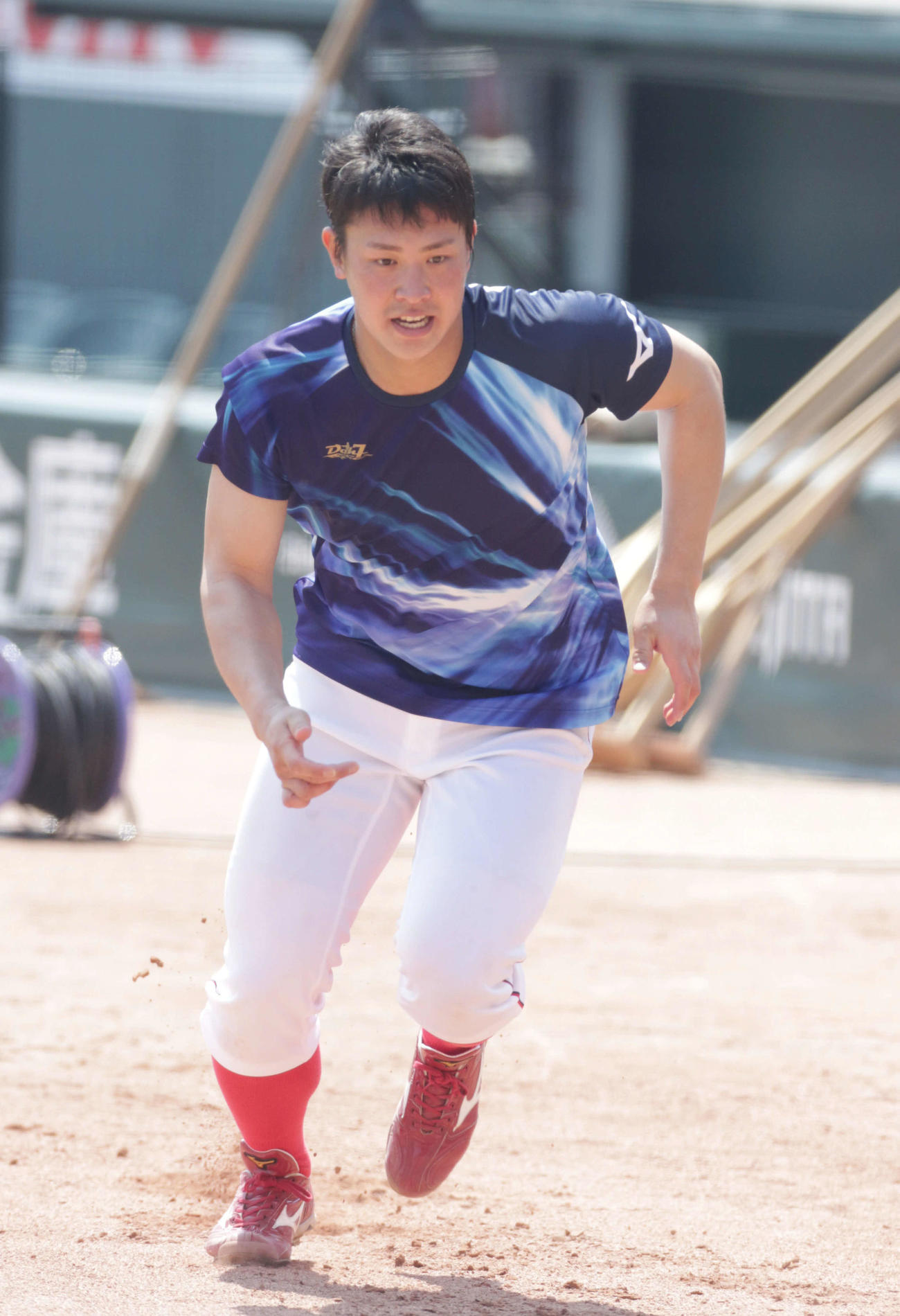 ダッシュを繰り返す広島堂林（撮影・加藤孝規