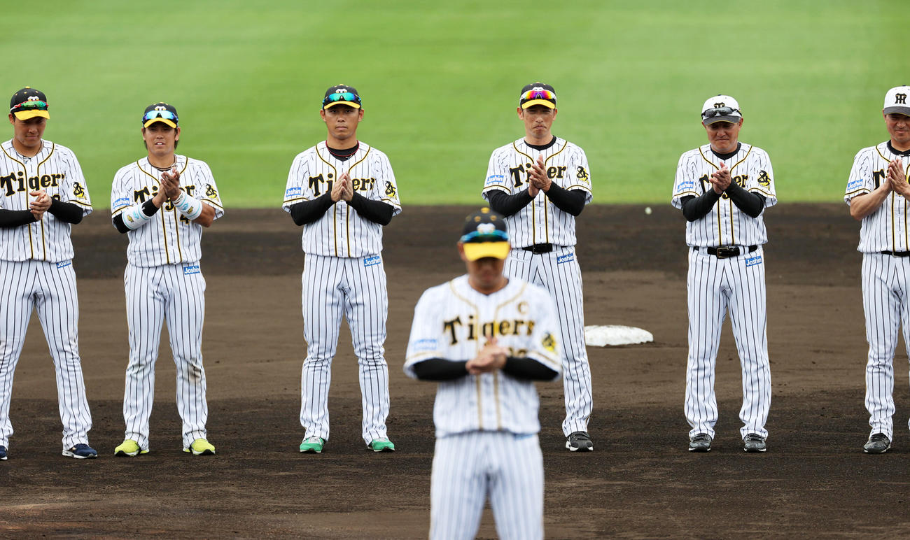 糸原健斗（手前）の音頭でキャンプを打ち上げる矢野耀大監督ら阪神の選手たち（2020年2月26日撮影）