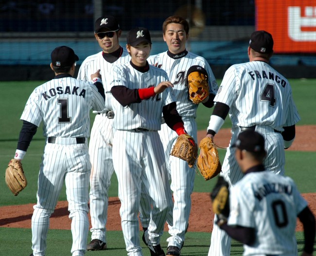 05年5月3日、45年ぶりの11連勝を決めた左から小坂誠、今江敏晃、西岡剛、小林雅英、マット・フランコらロッテナイン