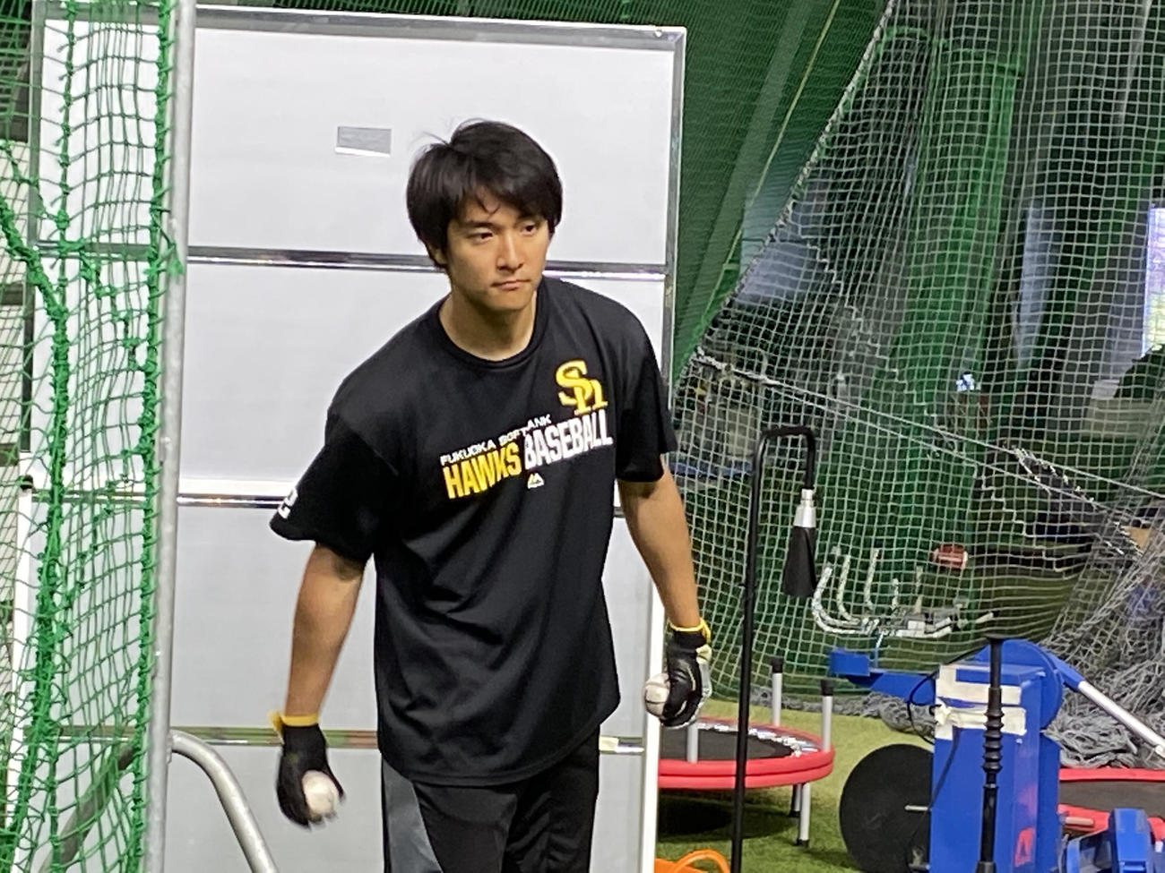 打撃練習終了後、ボールを拾う柳町達（撮影・球団提供）