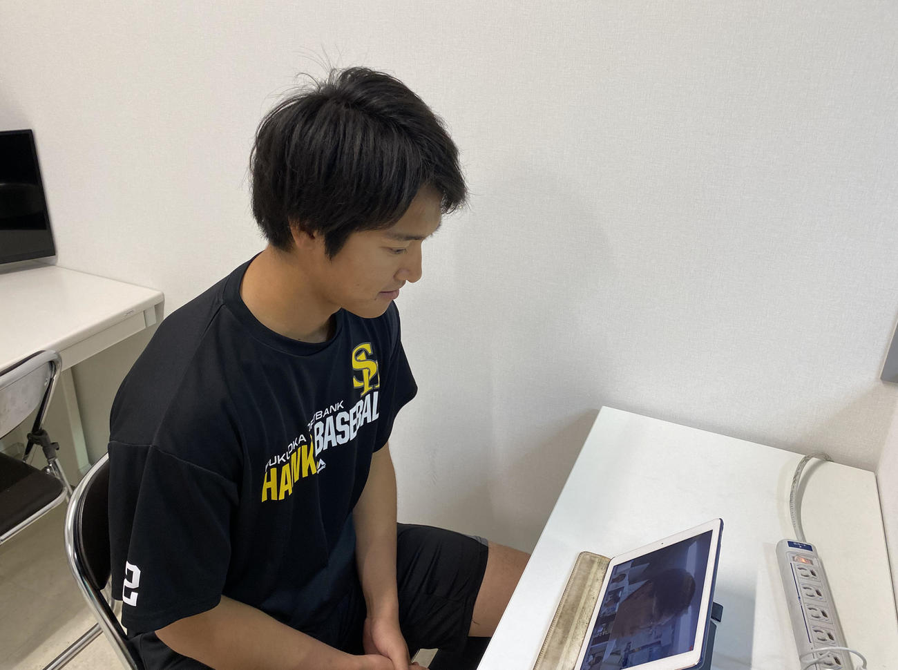 ネットを通じて取材を受ける柳町達（撮影・球団提供）