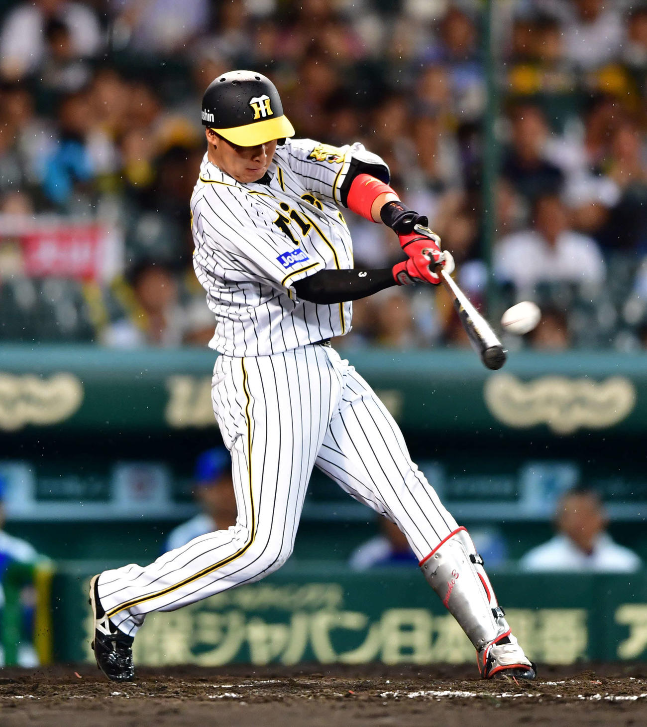 2戦連発となる左越え3点本塁打を放つ大山悠輔（2018年9月12日撮影）