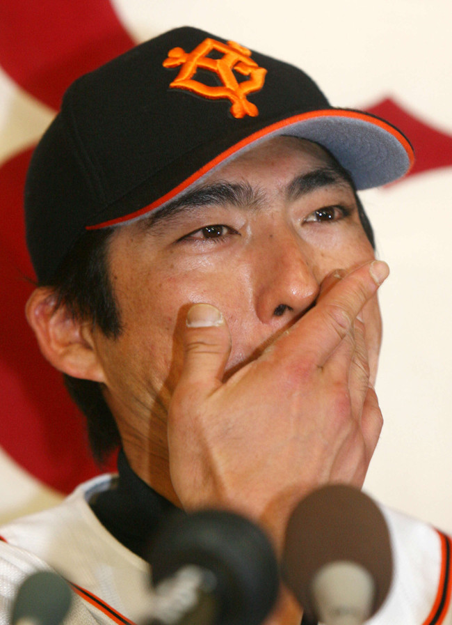 2000安打を達成し、会見で感慨深げな表情を見せる小笠原道大（11年5月5日撮影）