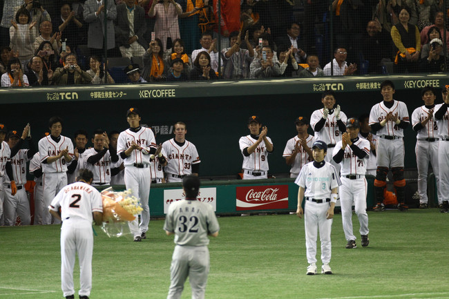 11年5月5日、通算2000安打を達成し、花束を持ちながら巨人ベンチに一礼する小笠原道大