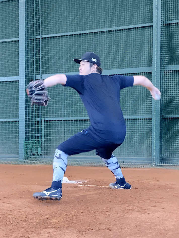 ブルペンに入り投げ込むオリックス荒西（球団提供）