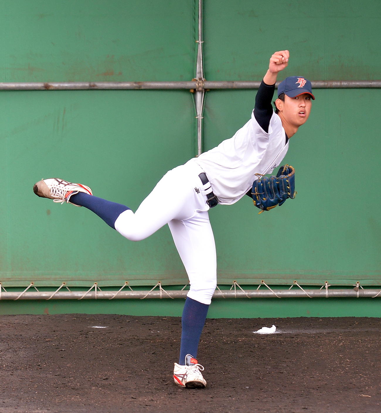 投球練習する石井