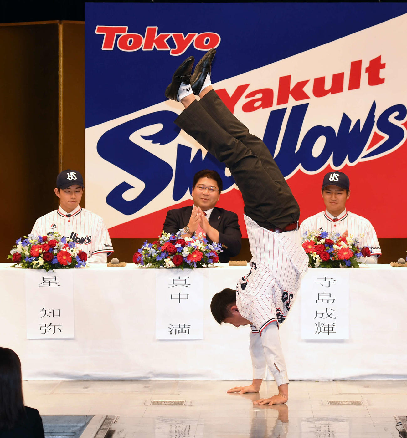 　ヤクルト新入団発表で、逆立ち歩きを披露する3位梅野雄吾（2016年12月8日撮影）