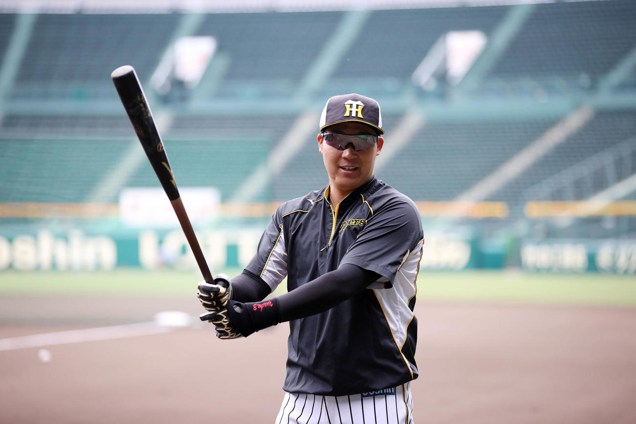 バットを持って明るい表情を見せる大山（阪神タイガース球団提供）