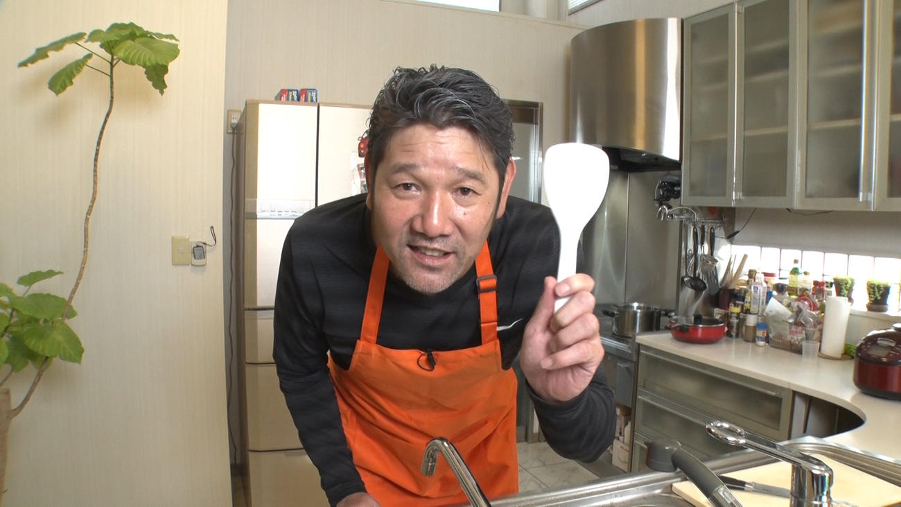 自宅のキッチンで料理する下柳氏（写真提供・GAORA　SPORTS）