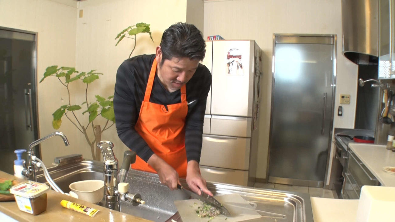 手慣れた様子で包丁を用いて調理する下柳氏（写真提供・GAORA　SPORTS）