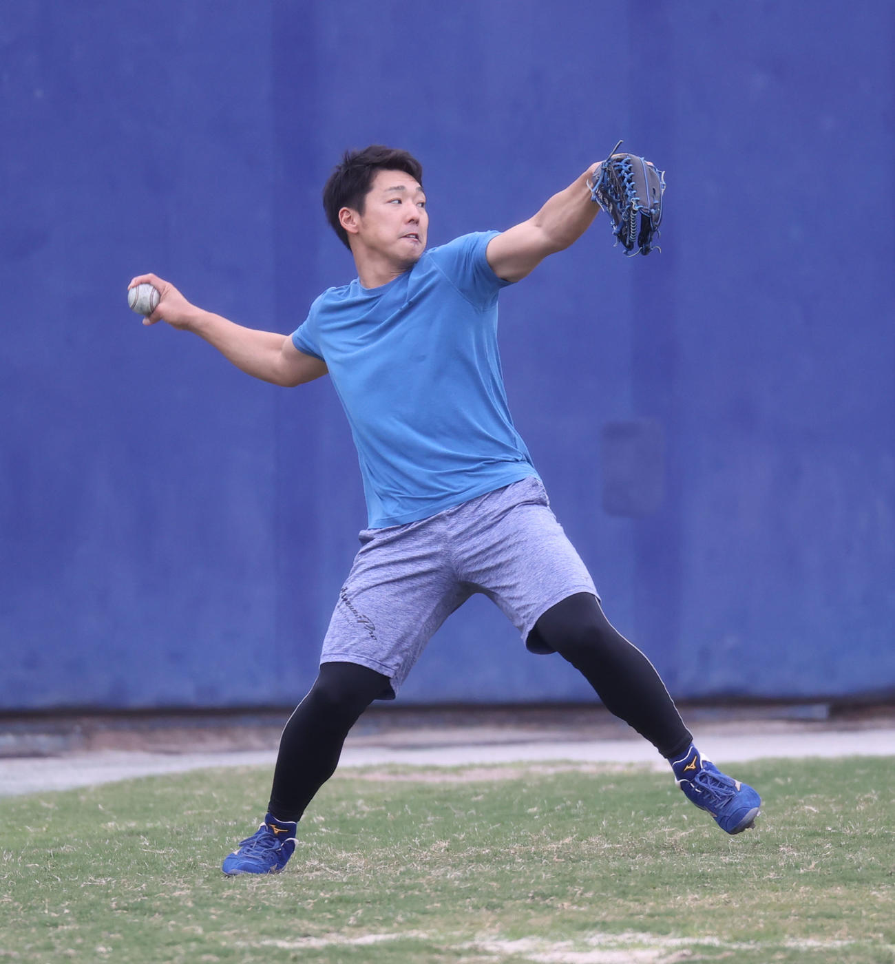 キャッチボールをする井領雅貴（現場代表）