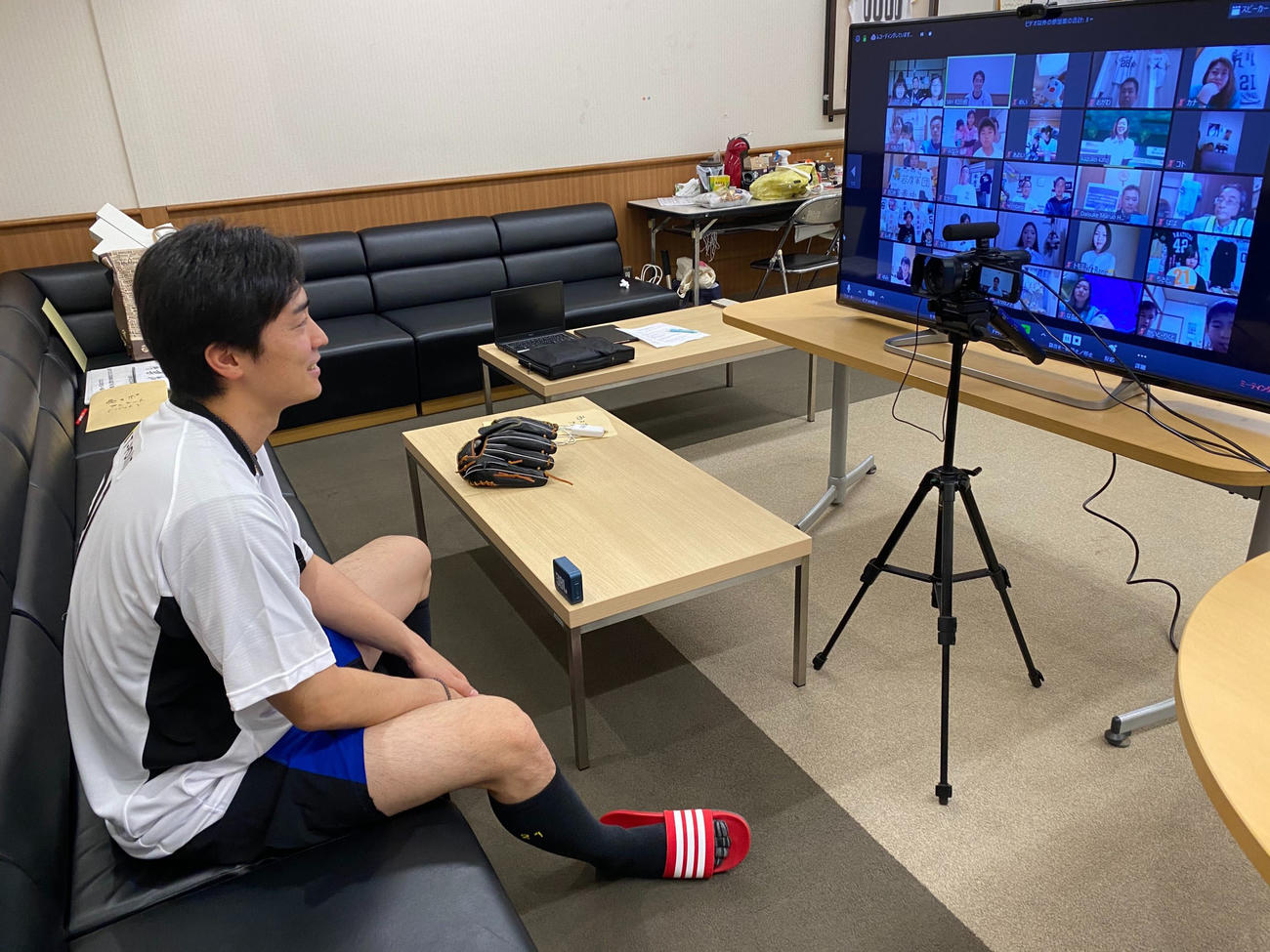 ネットを通じてファンと交流する和田毅（撮影・球団提供）