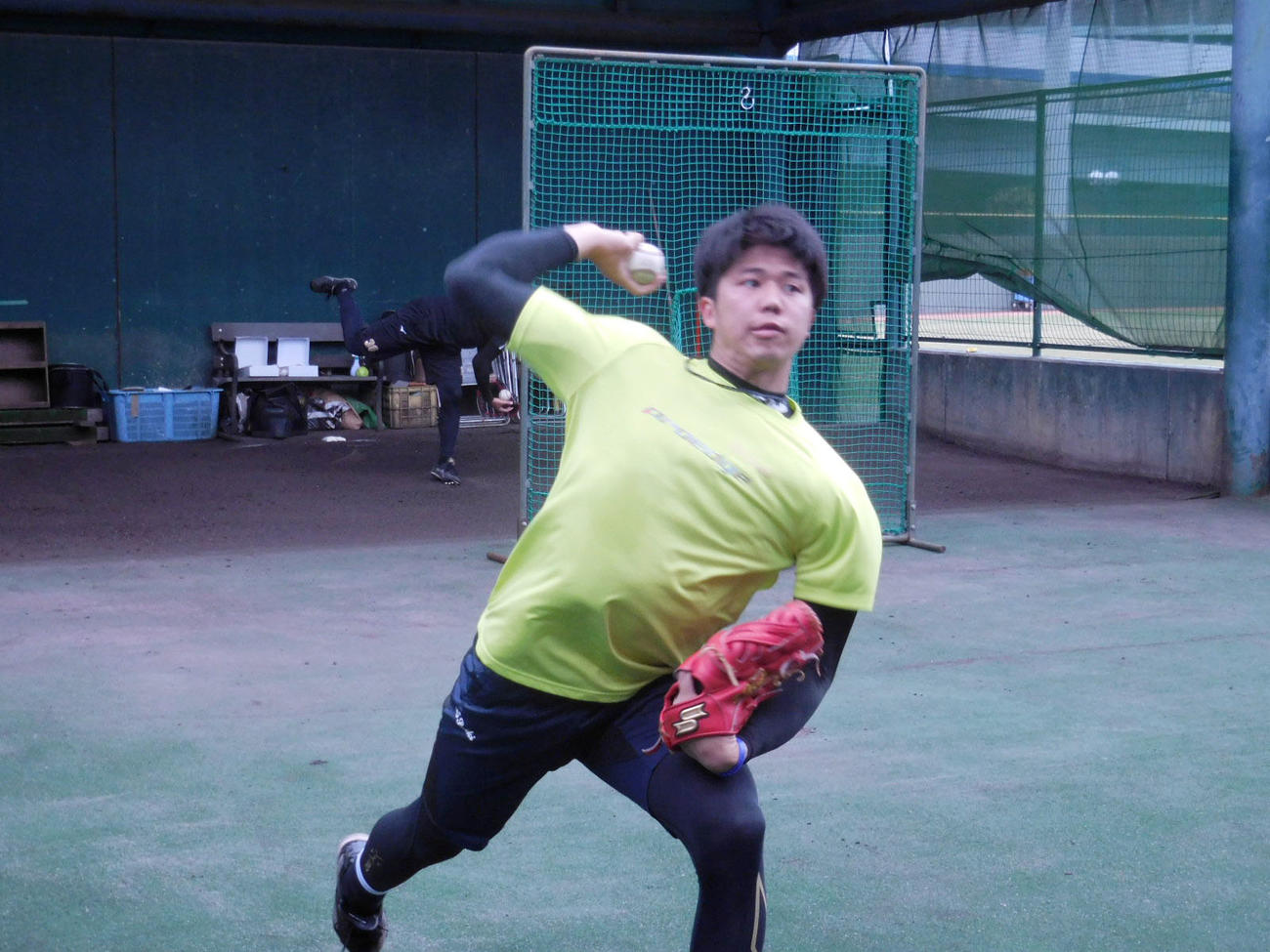 ブルペンでネットピッチする才木（阪神タイガース球団提供