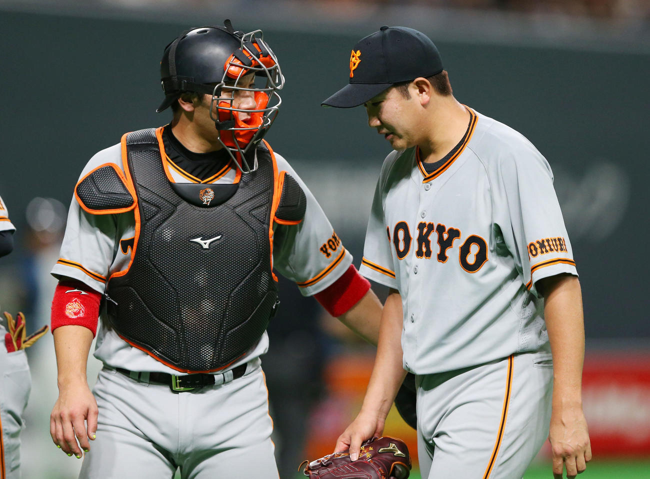 日本ハム対巨人　1回を終え3失点の巨人菅野（右）は炭谷と言葉を交わしベンチに引き揚げる（2019年6月16日撮影）