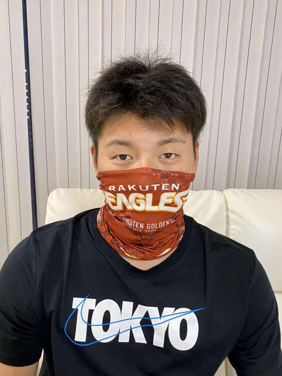 チームロゴがデザインされるBuffネックカバーを身につける楽天安楽（球団提供）