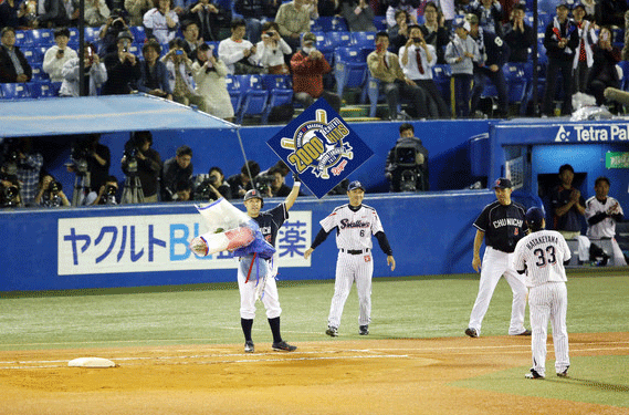13年5月6日、通算2000安打を達成した中日谷繁